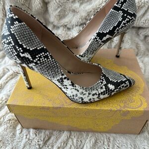 Mix No. 6 Black and White Snake-Print Pointed Toe Pumps